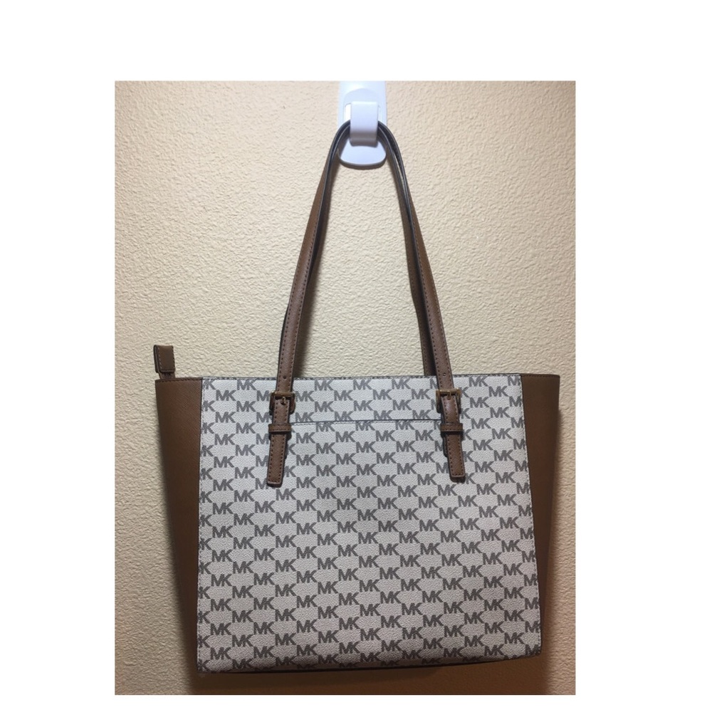 NWT Michael Michael Kors shoulder bag.